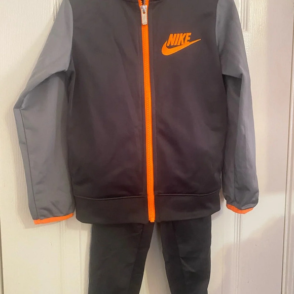 Boy’s Nike Tracksuit - Picture 4 of 10